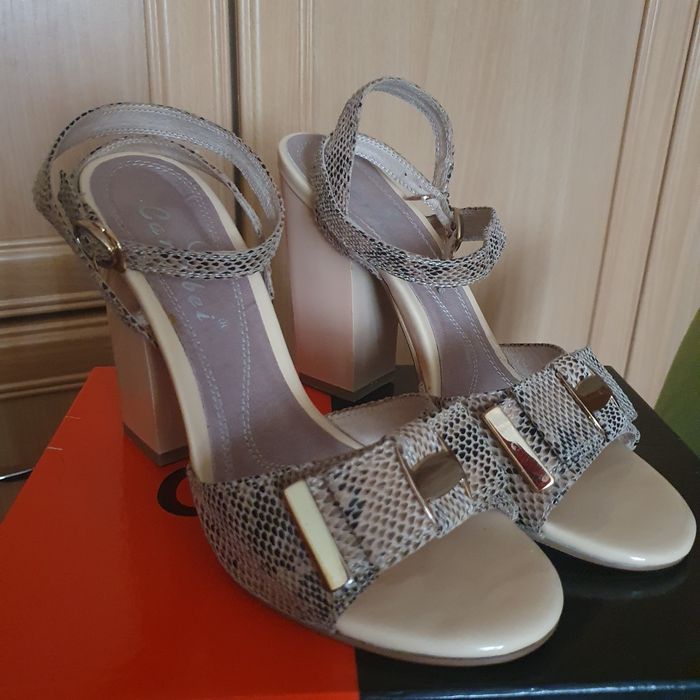 Продам босоножки