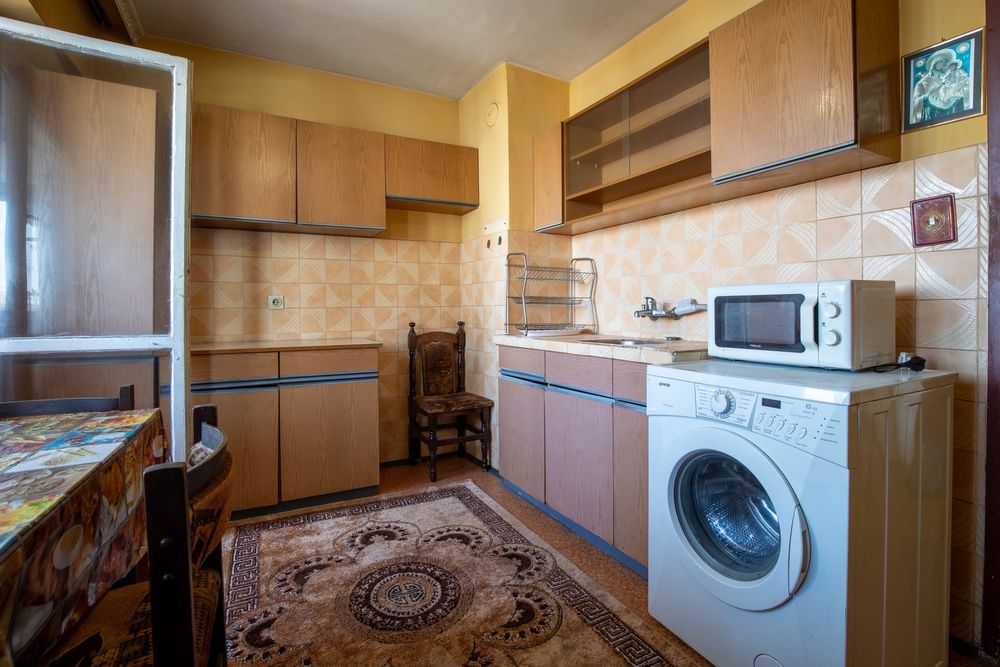 Просторен Тристаен Панелен Апартамент в Кв. Възраждане - Четири Отделни Стаи!