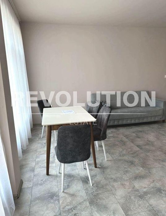 Дава се под наем Тристаен апартамент в Варна, Бриз - 135 кв.м за 1100 € - Снимка #1