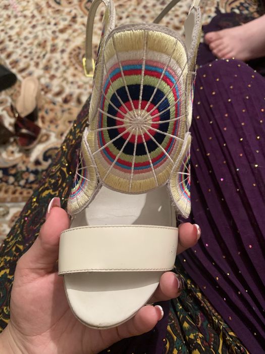 Vand  sau schimb sandale  500 de lai