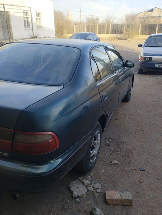 Машина тоетта Карина  е