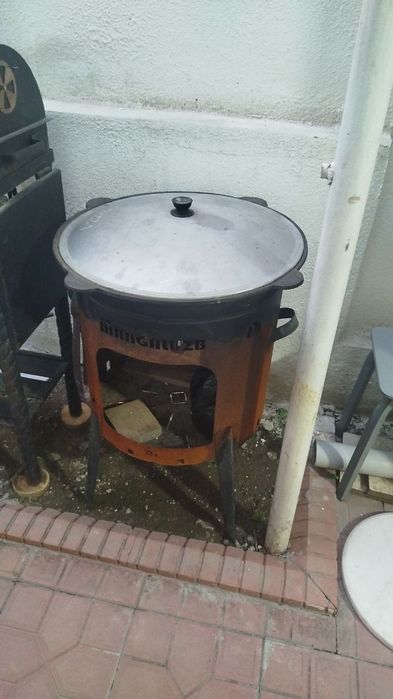 Продается мебель и хоз принадлежности.