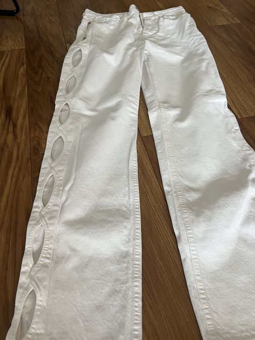 Бели дънки Zara.