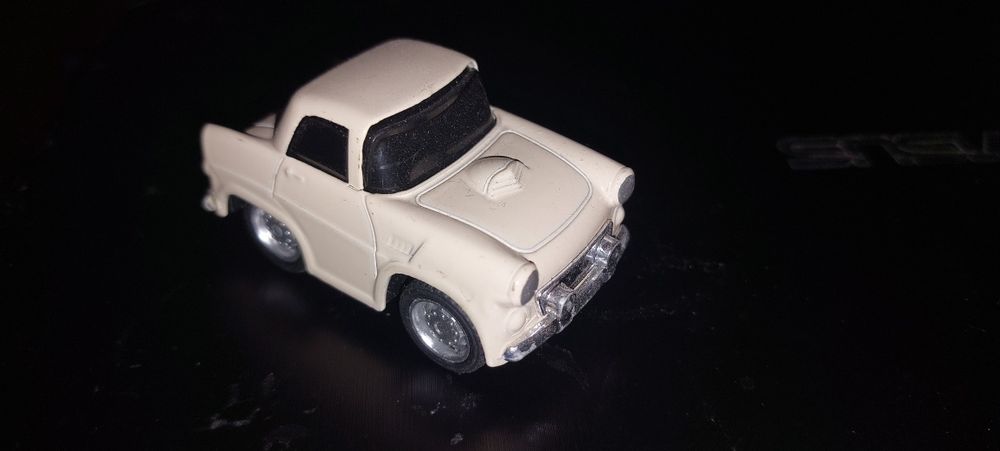 Mașinuța Fiat 600 copie fidela din metal se deplasează cu o viteză incredibila