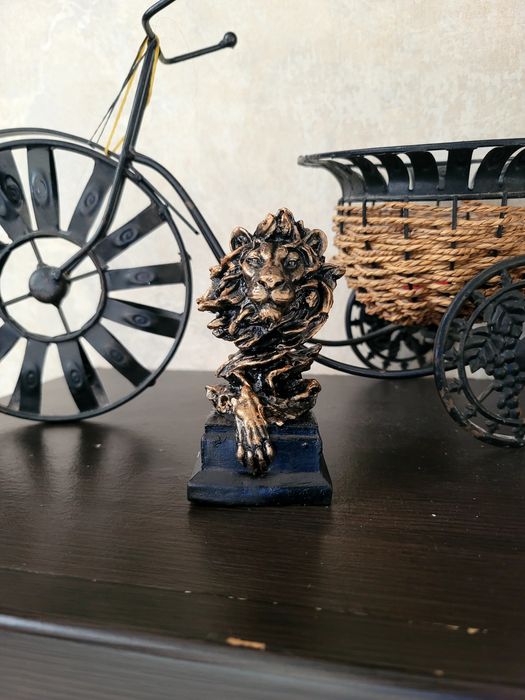 Статуэтка Льва...