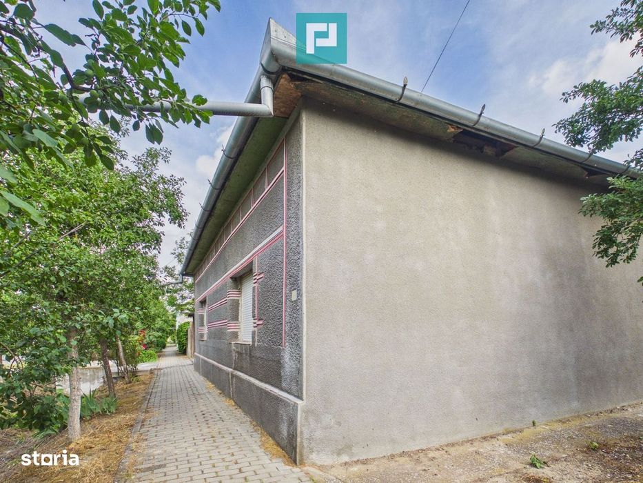 Casă cu 4 camere și teren de 800 mp în Zerind