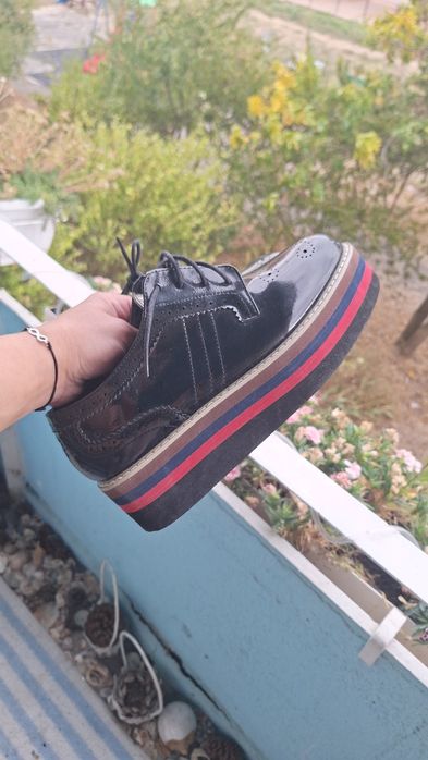 Лачени обувки на платформа,използвани много малко, шити ,40номер