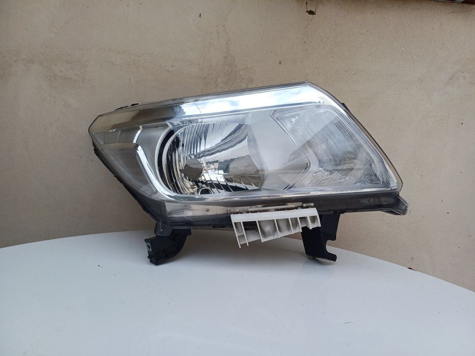 Десен фар за Nissan Navara;  2012г.