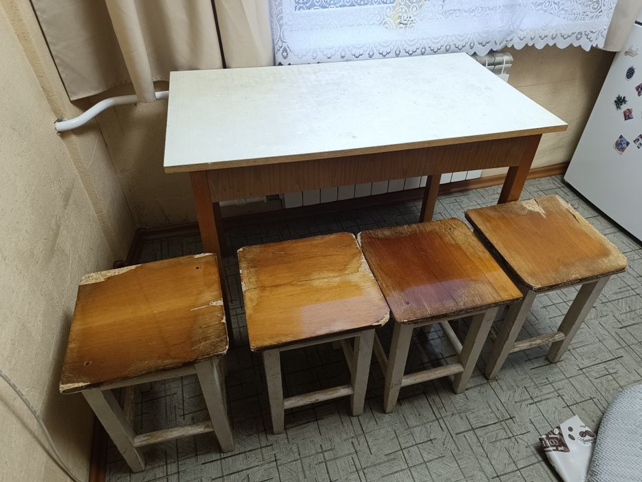 Продам кухонный стол с стульями