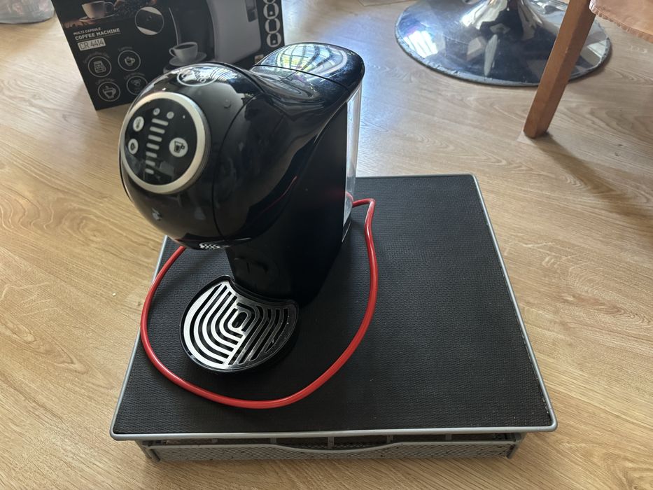 Кафе машина Крупс Dolce gusto Krups + Поставка за капсули