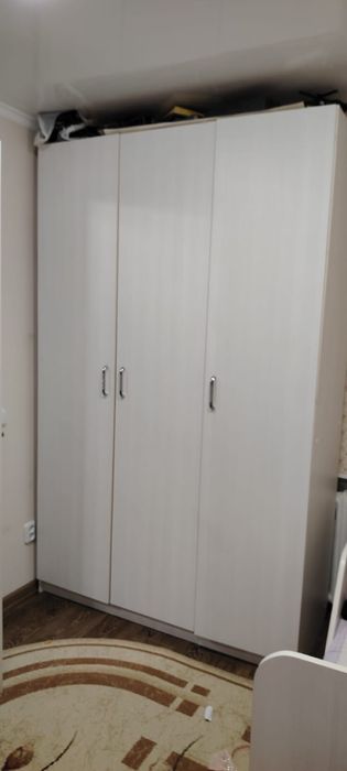 Продам стол и шкаф