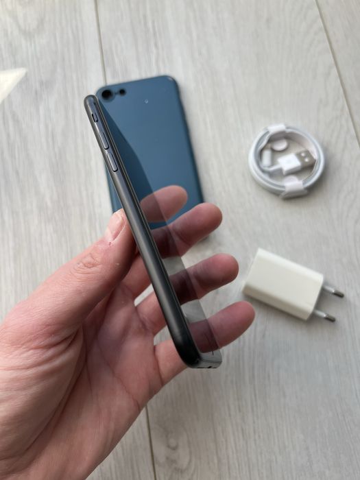 ••Iphone SE 2 • BATERIE 95% •