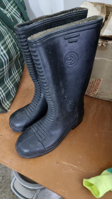 Продам резиновые сапоги