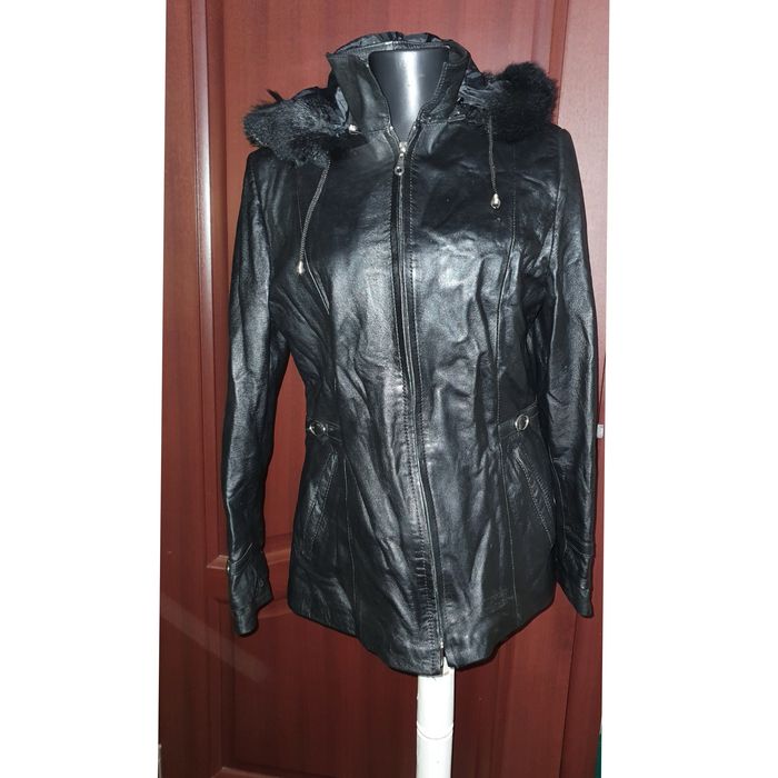 Geaca de piele neagra cu gluga de blana