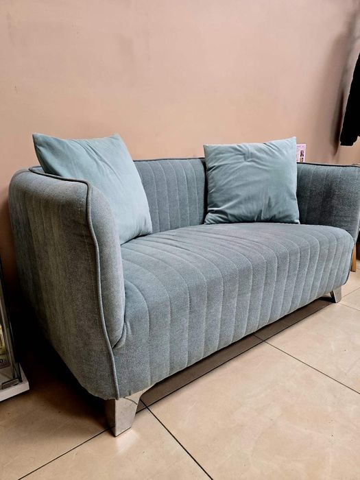 Удобно и меко двуместно канапе.