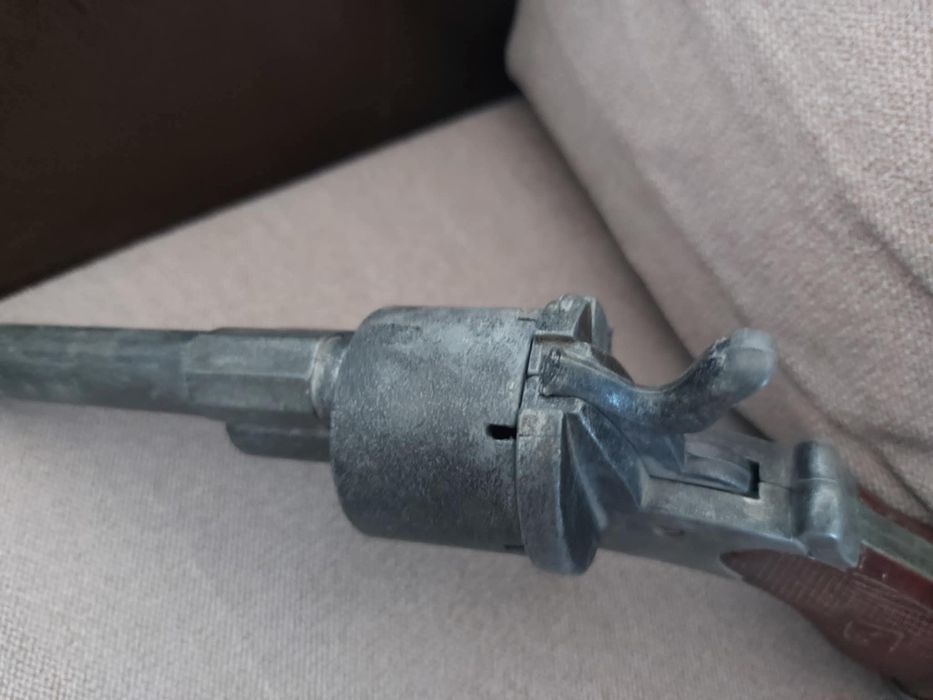 Vând un revolver vechi decorativ