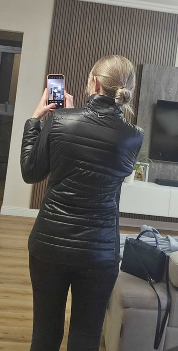 Geaca neagra potrivita la marimea M