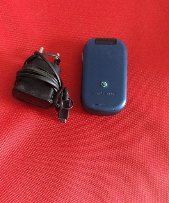 Telefon cu clapeta cu încărcător original