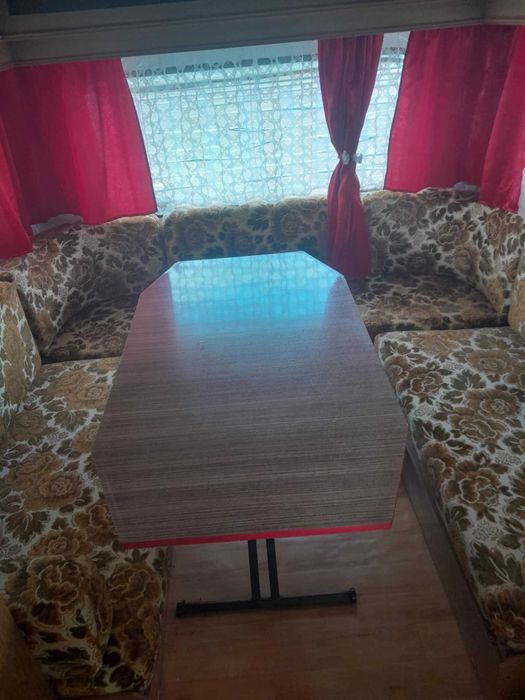 Седем метрова каравана с две оси и две спални