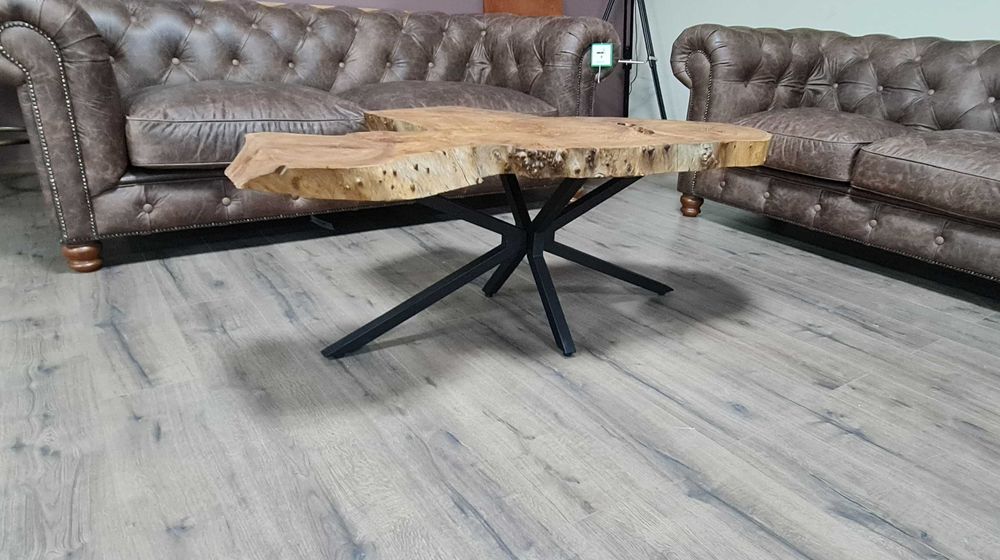 Масивна холна масичка от дърво и метални крака ръчна изработка