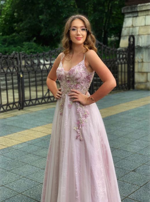 Дълга бална рокля на BeQueen подходяща за абитуриентски бал или сватба