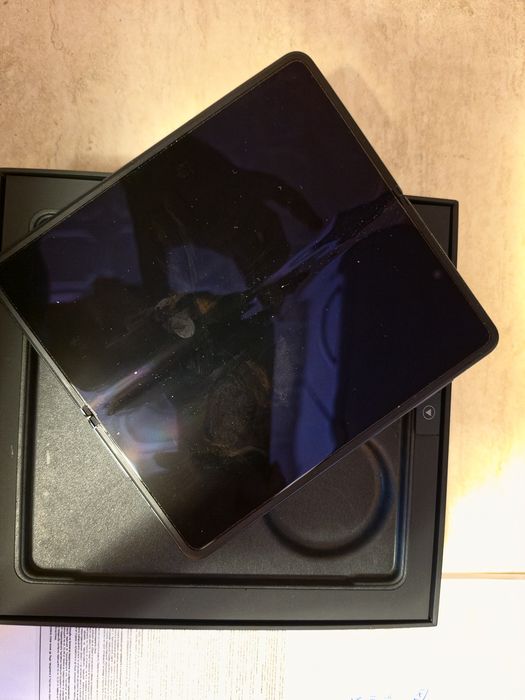 Продавам Honor Magic V5 с гаранция