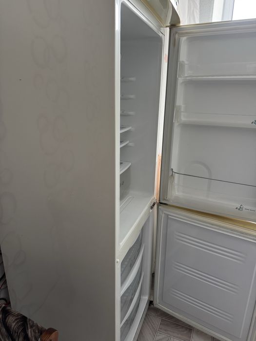 Рабочий холодильник Samsung,