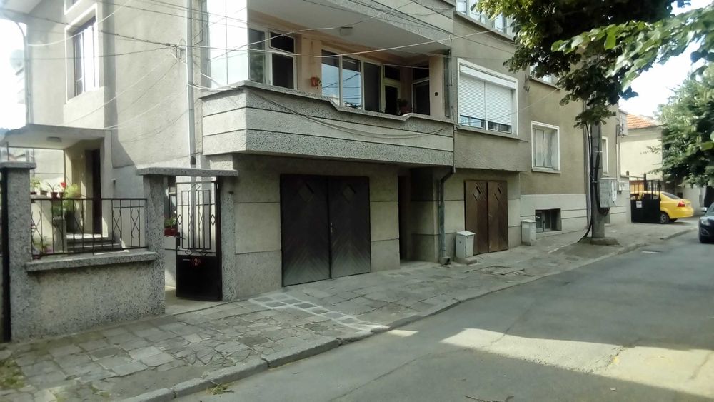 ПРОДАВАМ ЗАМЕНЯМ ИМОТА се намира в самото сърце на Карнобат обл.Бургас