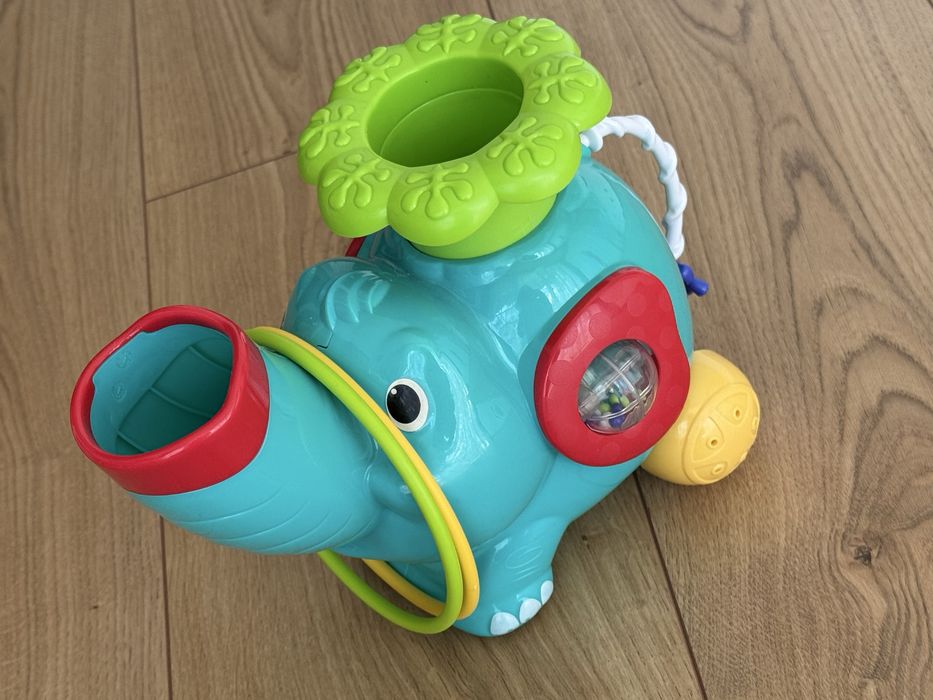 Elefantul cu bile si cercuri si cantecele