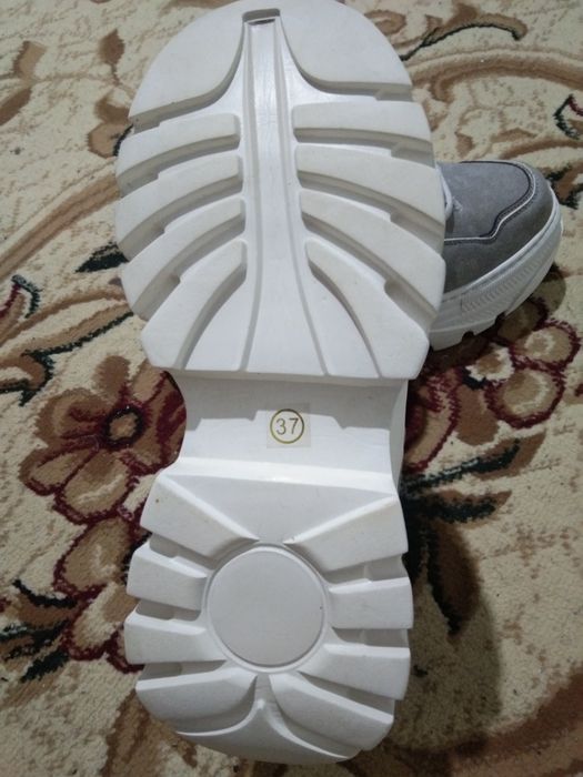 Продам зимние кроссовки.