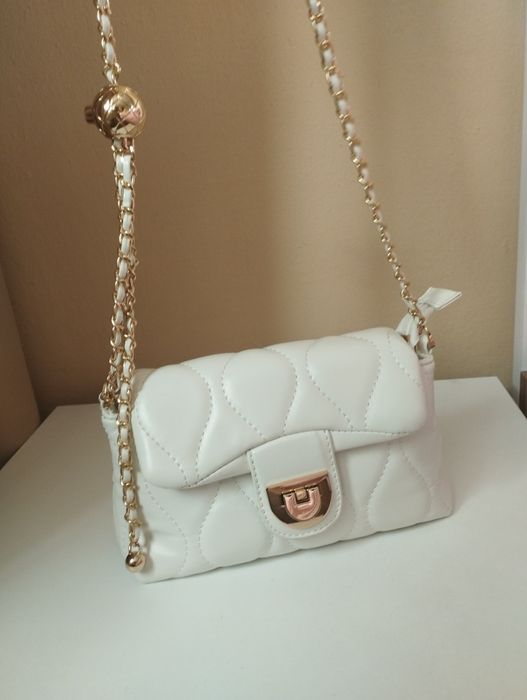 Бяла малка чанта