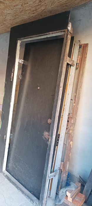 железные двери вместе с коробкой