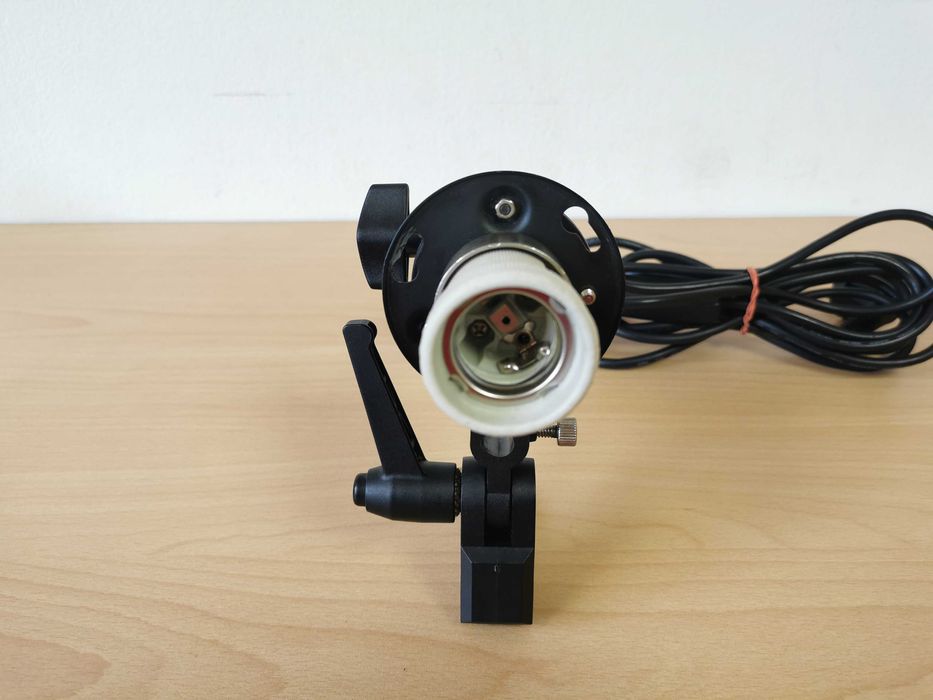 Стойка за чадър / софтбокс с вграден цокъл за крушка