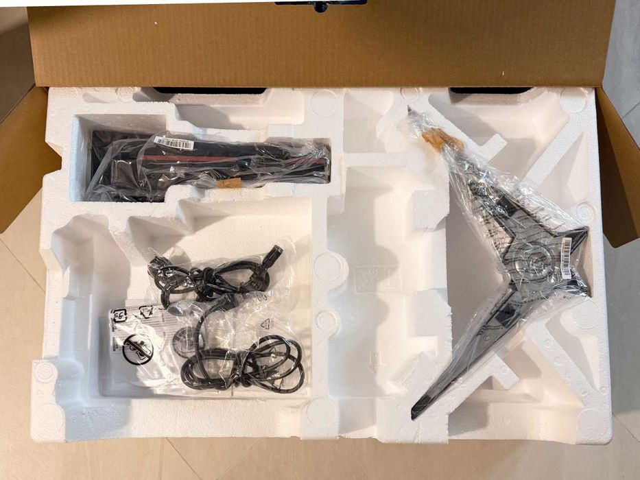 Монитор AOC CQ32G1 31.5" Извит екран - отлично състояние