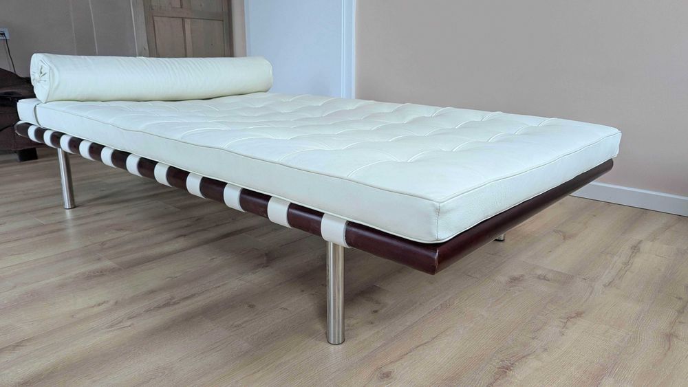 Canapea stil Barcelona Day Bed de Mies van der Rohe pentru Knoll