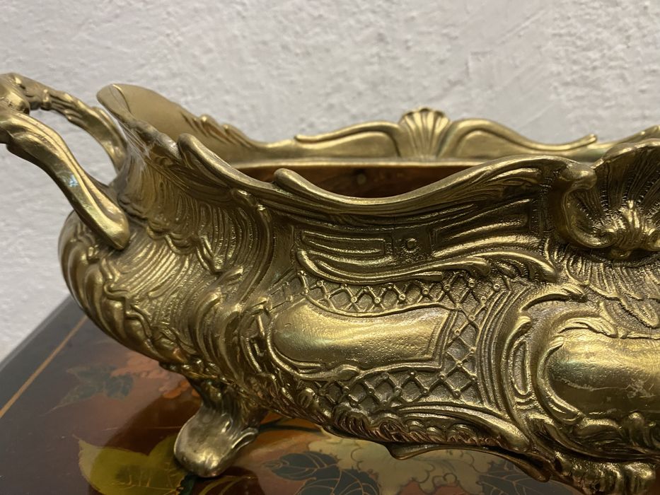 Голяма френска кашпа от масивен месинг барок