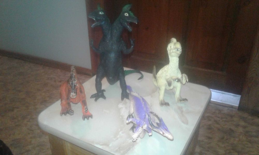 игрушки, динозавры, пауки