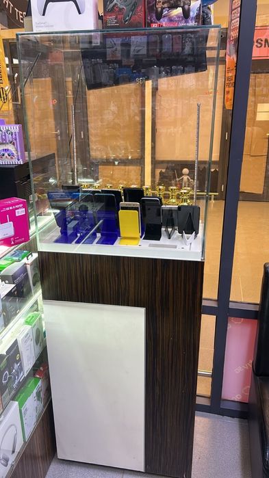 Ветрина для духи или телефонов