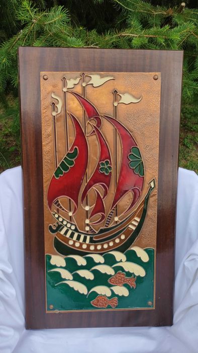 Голяма цветна медна пластика върху дървена основа