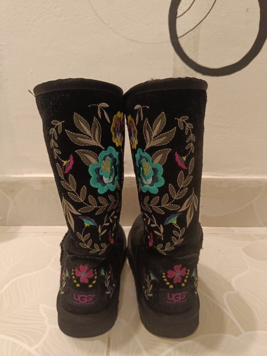 Vând  UGG Floral Julliette