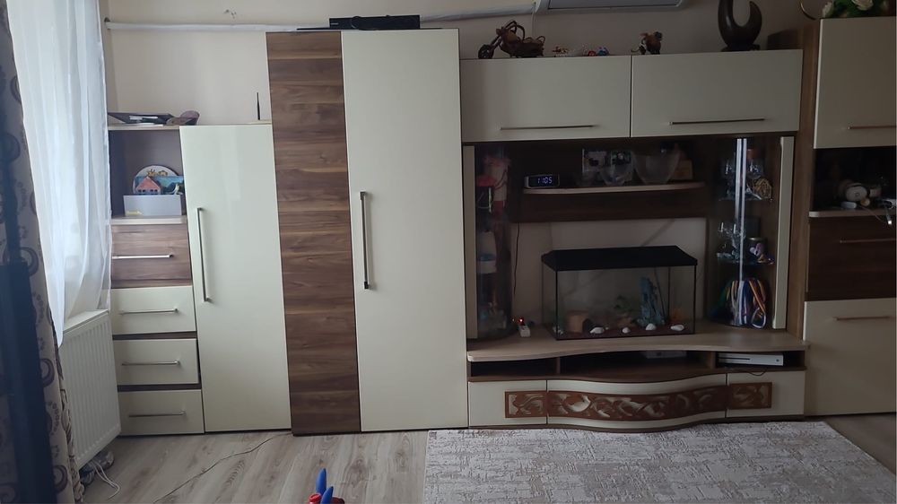 Mobila living in stare perfecta foarte spatioasa