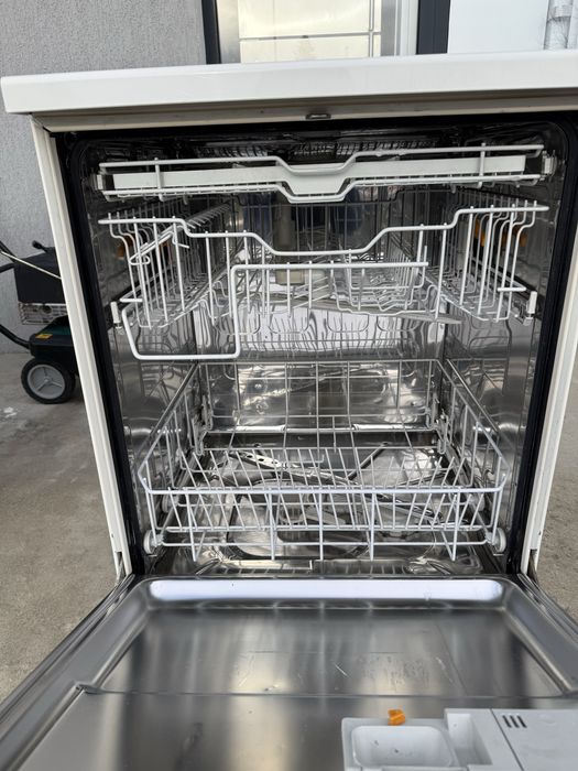 Свободностояща съдомиялна Миеле 60 см