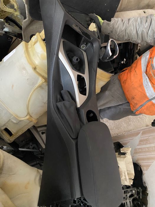 Bmw x1 подкакътник