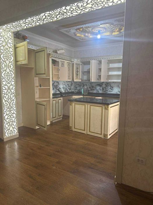 Дом на участке 3.8 сотки 5 комнат около туйхона Янгиобод