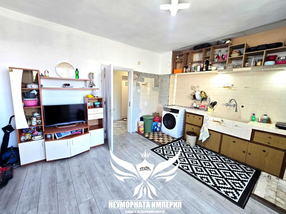 Продавам тристаен/четиристаен 121кв.м. с гараж, изба и таван в гр.Асеновград широк център