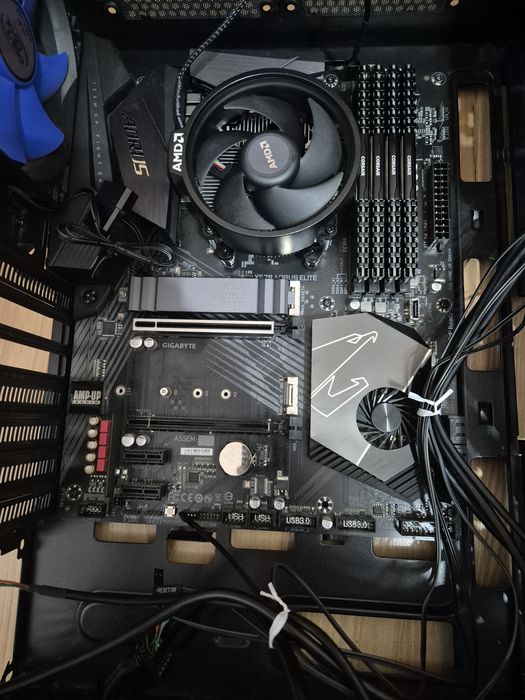 Placa de baza Aorus Elite X570