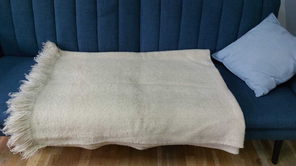 Продавам 100% вълнени одеяла, нови неизползвани. Общо 7 броя.