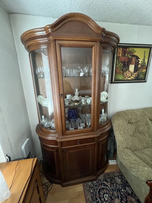 Бутикови мебели от масив