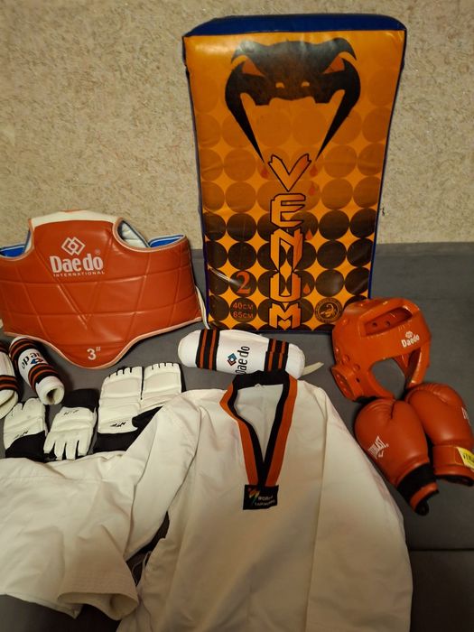 Кимоно, шлем, перчатки все для тхэквандо