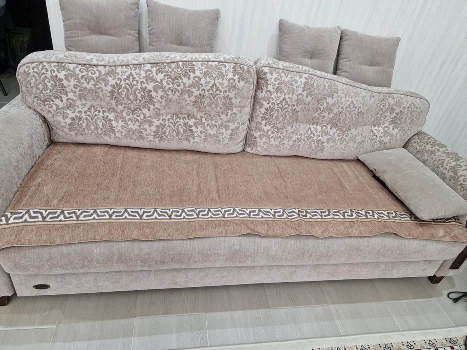 Серый диван с подушками